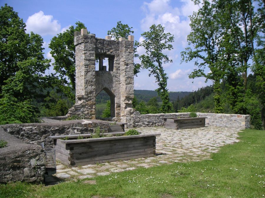 Eine Stätte der Rechtsgeschichte – die Burgruine Ringelstein und der dortige Hexenkeller (Urheber: Stadt Büren) 